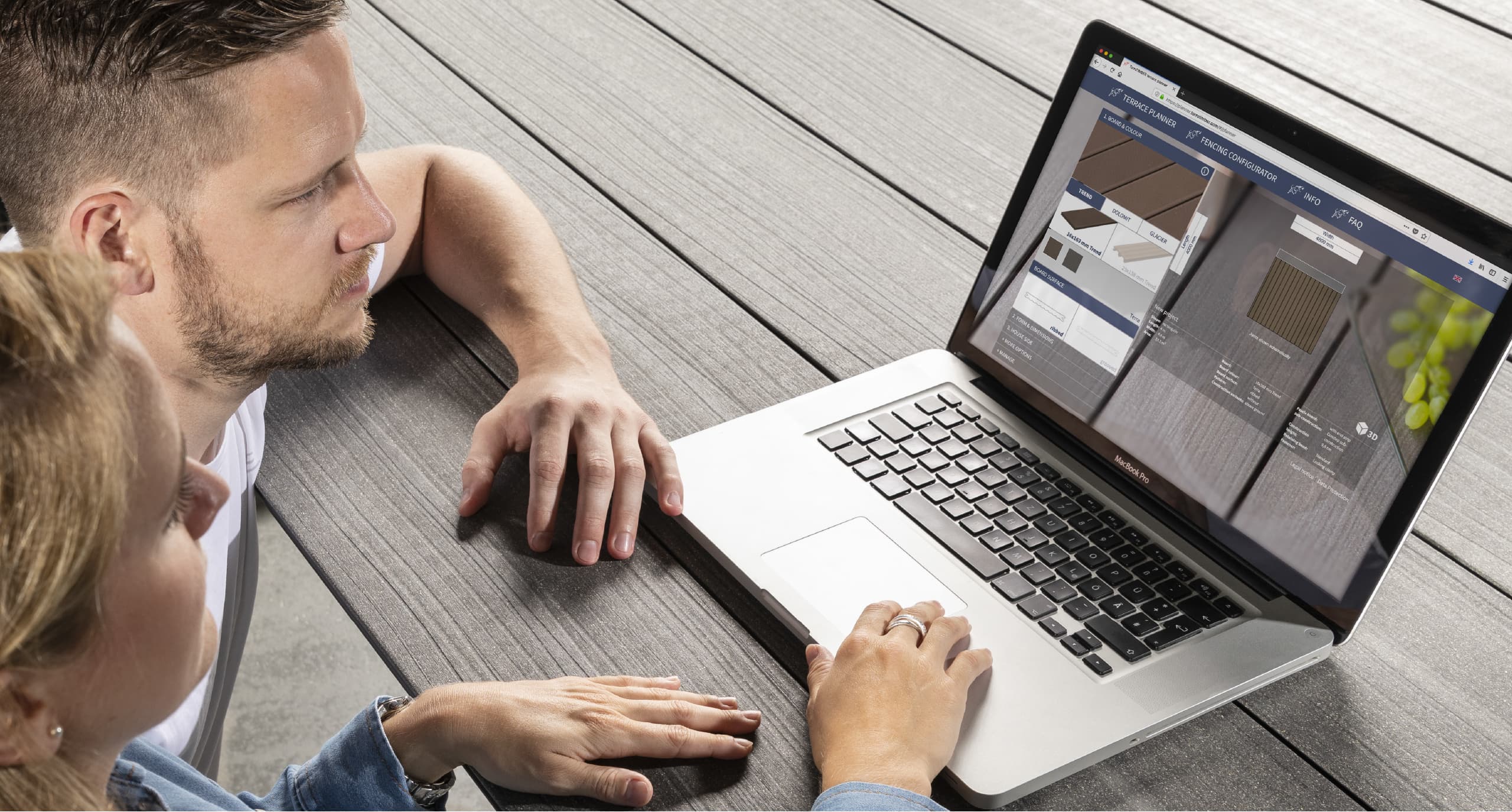 deux personnes planifiant une terrasse sur un ordinateur portable